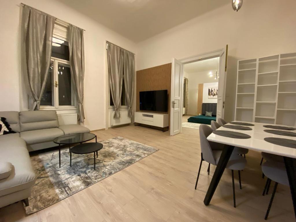 Entrez Apartment 3 - Historical Centre Kosice Luaran gambar
